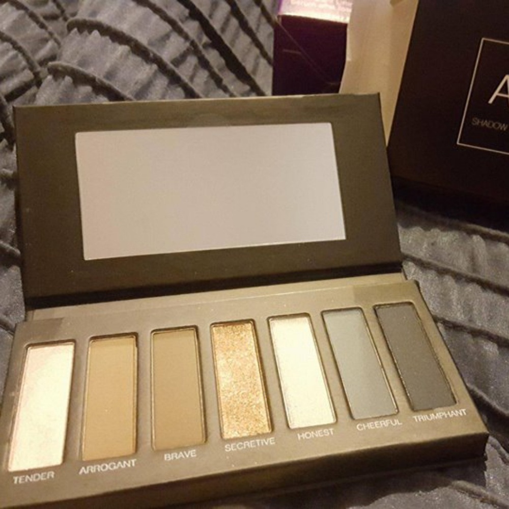 Younique Lot - Picture 1 of 8